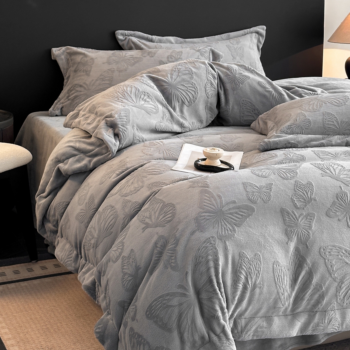 91家纺网 家纺一手货源 找家纺 金阳光家纺 2025新款A类立体雕花牛奶绒轻奢风牛奶绒四件套-梦蝶 梦蝶-灰