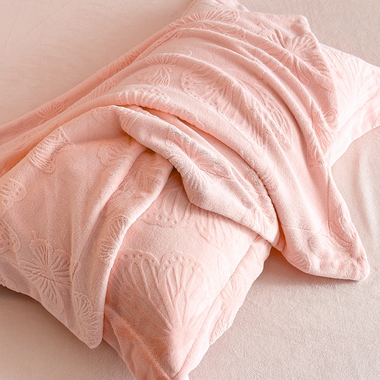 91家纺网 家纺一手货源 找家纺 金阳光家纺 2025新款A类立体雕花牛奶绒轻奢风牛奶绒四件套-梦蝶 梦蝶-粉