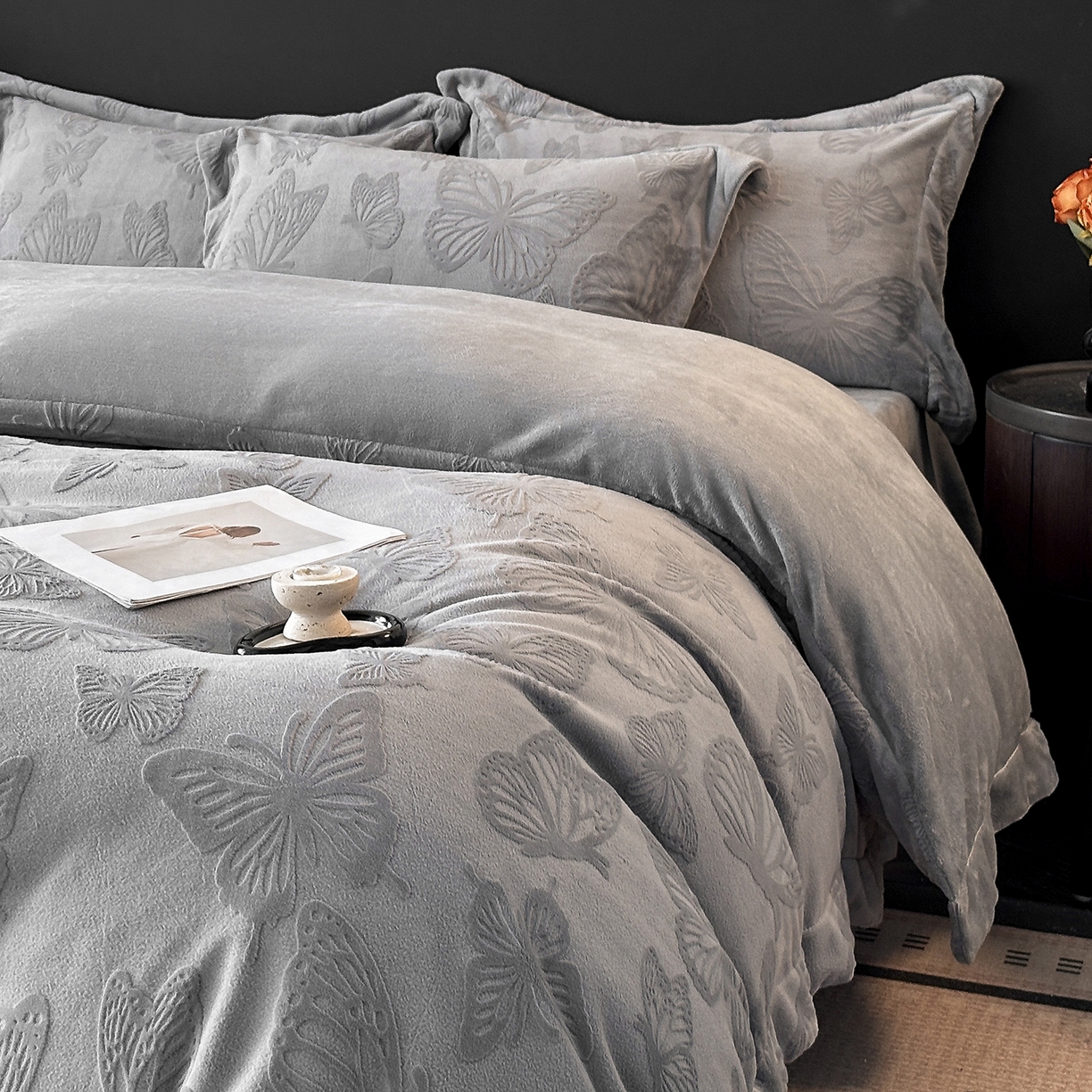 91家纺网 家纺一手货源 找家纺 金阳光家纺 2025新款A类立体雕花牛奶绒轻奢风牛奶绒四件套-梦蝶 梦蝶-灰