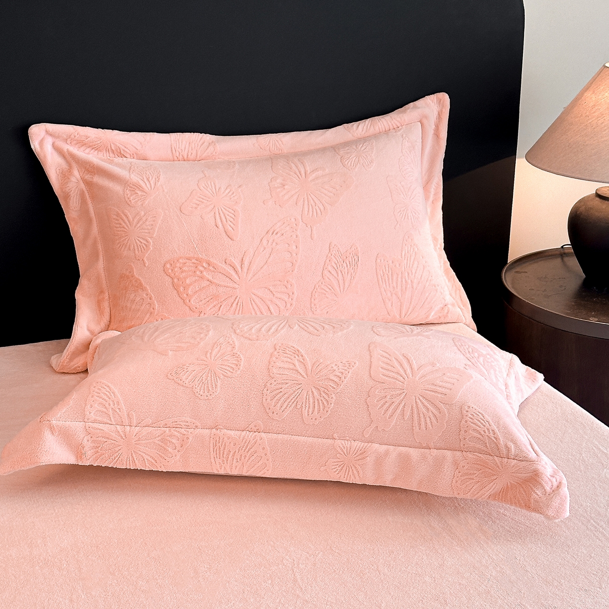 91家纺网 家纺一手货源 找家纺 金阳光家纺 2025新款A类立体雕花牛奶绒轻奢风牛奶绒四件套-梦蝶 梦蝶-粉