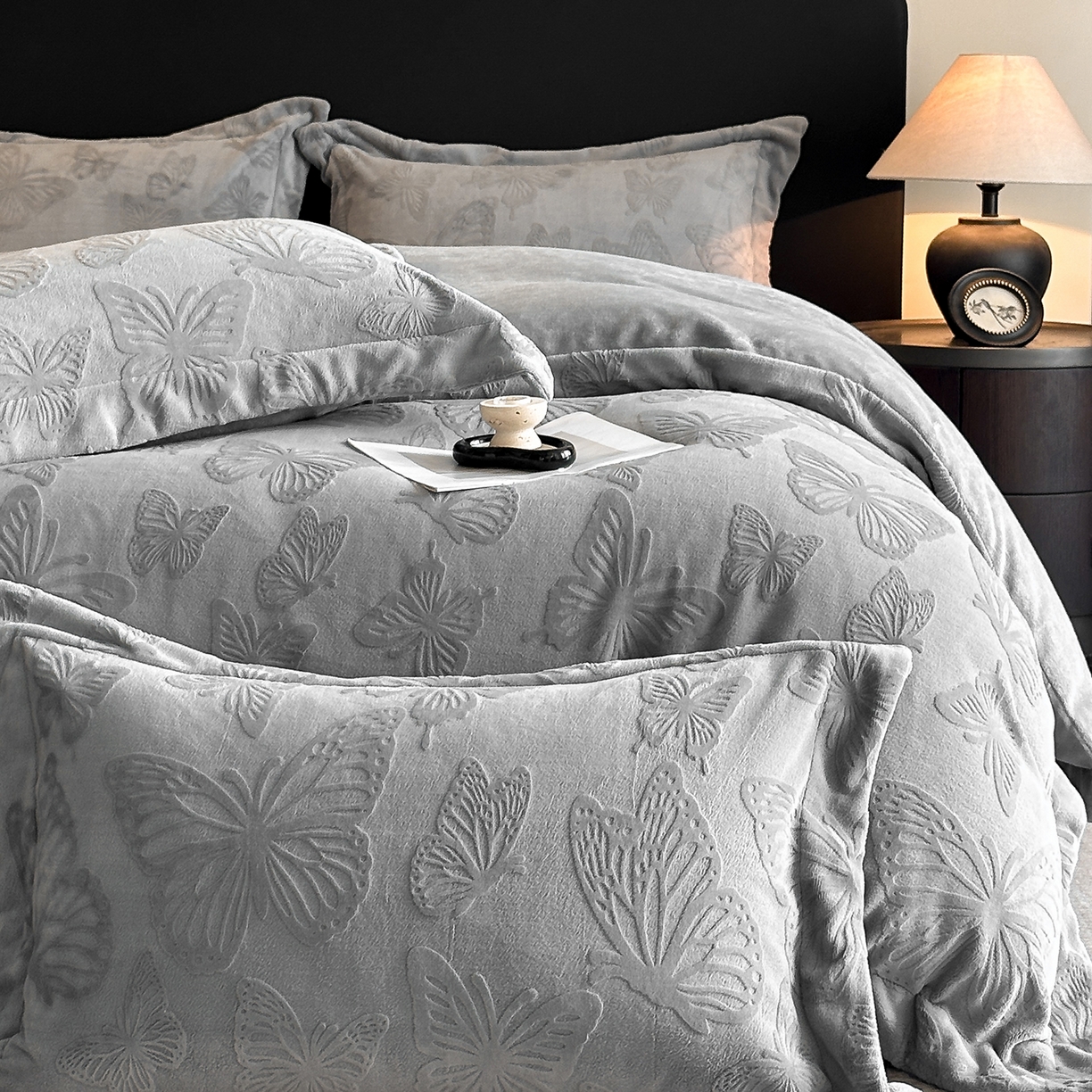 91家纺网 家纺一手货源 找家纺 金阳光家纺 2025新款A类立体雕花牛奶绒轻奢风牛奶绒四件套-梦蝶 梦蝶-灰