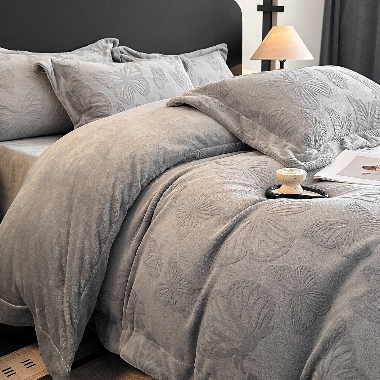 91家纺网 家纺一手货源 找家纺 金阳光家纺 2025新款A类立体雕花牛奶绒轻奢风牛奶绒四件套-梦蝶 梦蝶-灰