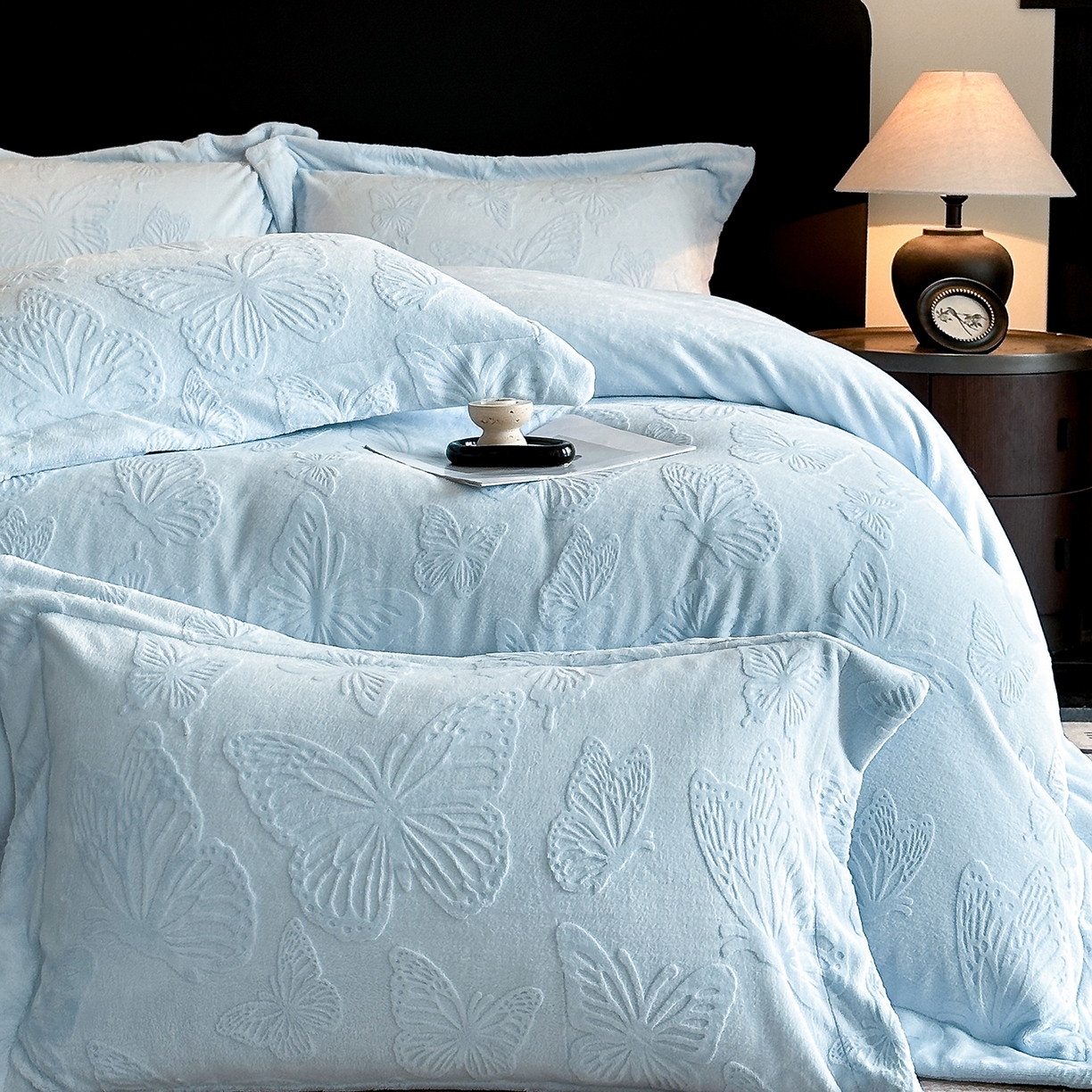 91家纺网 家纺一手货源 找家纺 金阳光家纺 2025新款A类立体雕花牛奶绒轻奢风牛奶绒四件套-梦蝶 梦蝶-蓝