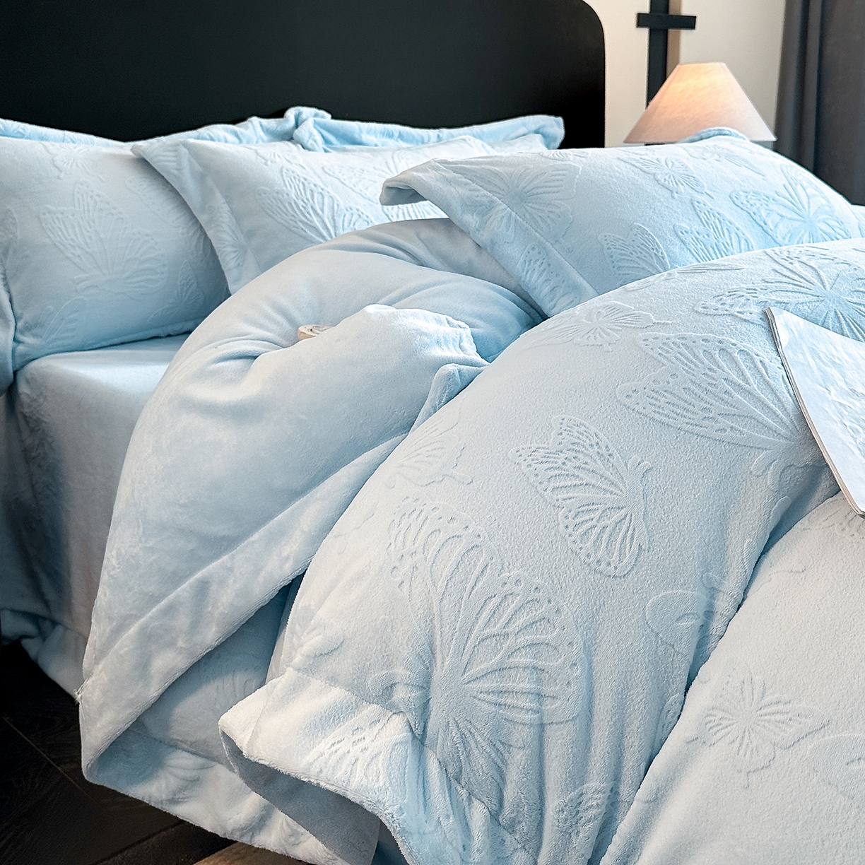 91家纺网 家纺一手货源 找家纺 金阳光家纺 2025新款A类立体雕花牛奶绒轻奢风牛奶绒四件套-梦蝶 梦蝶-蓝