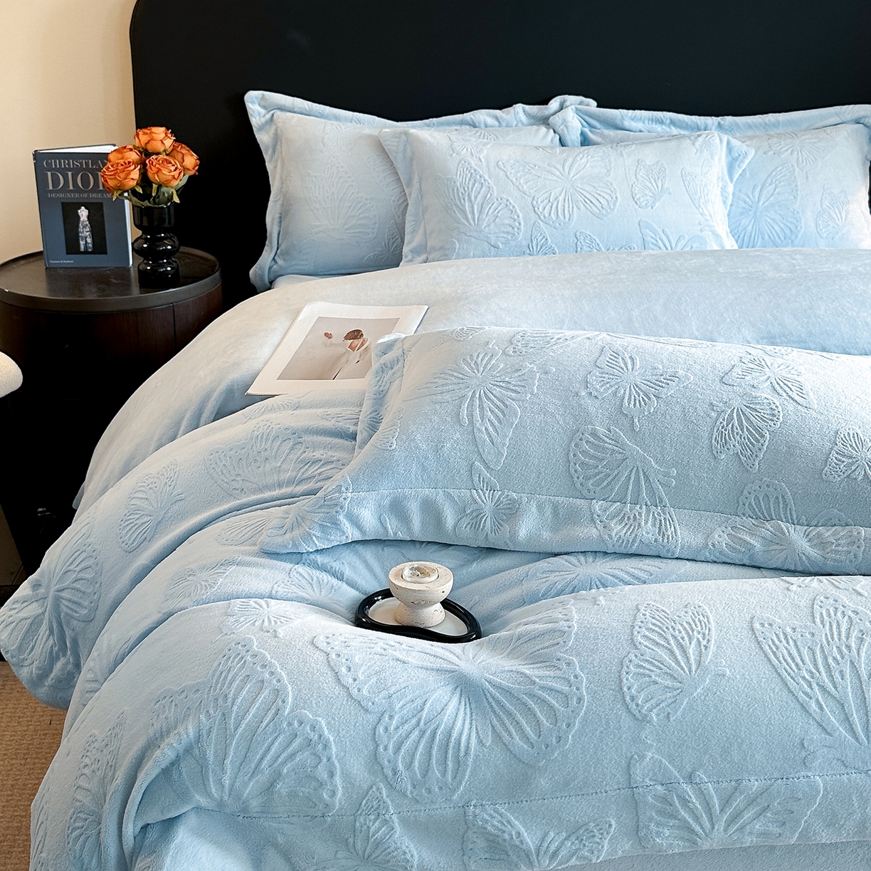 91家纺网 家纺一手货源 找家纺 金阳光家纺 2025新款A类立体雕花牛奶绒轻奢风牛奶绒四件套-梦蝶 梦蝶-蓝