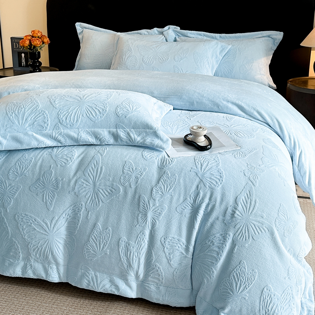 91家纺网 家纺一手货源 找家纺 金阳光家纺 2025新款A类立体雕花牛奶绒轻奢风牛奶绒四件套-梦蝶 梦蝶-蓝