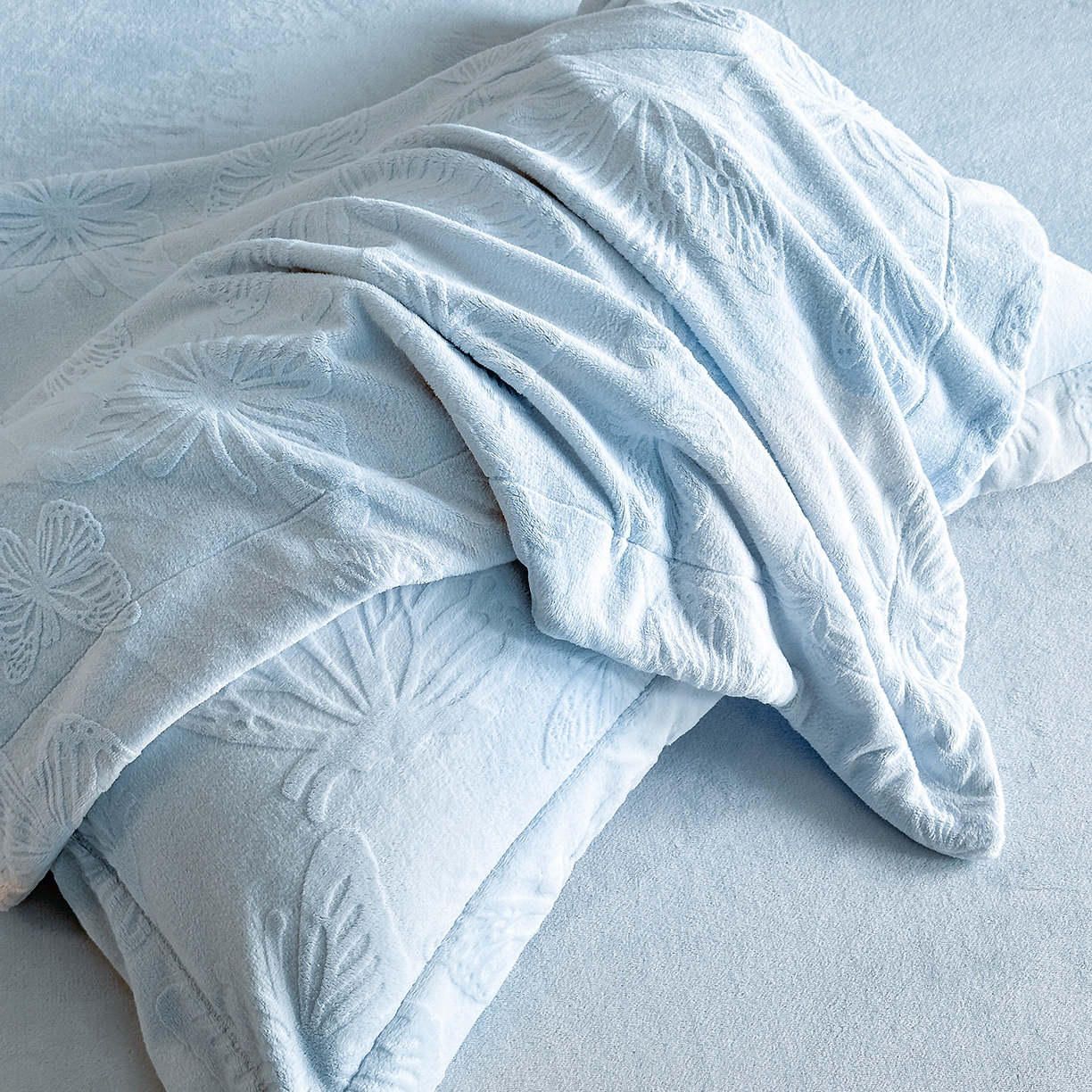 91家纺网 家纺一手货源 找家纺 金阳光家纺 2025新款A类立体雕花牛奶绒轻奢风牛奶绒四件套-梦蝶 梦蝶-蓝