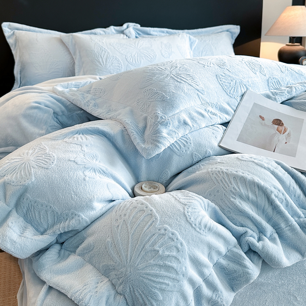 91家纺网 家纺一手货源 找家纺 金阳光家纺 2025新款A类立体雕花牛奶绒轻奢风牛奶绒四件套-梦蝶 梦蝶-蓝