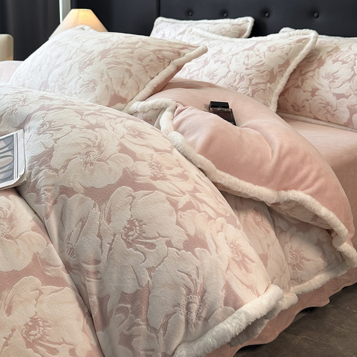 91家纺网 家纺一手货源 找家纺 （总）金阳光家纺 2025新款A类雕花绒兔毛包边牛奶绒四件套