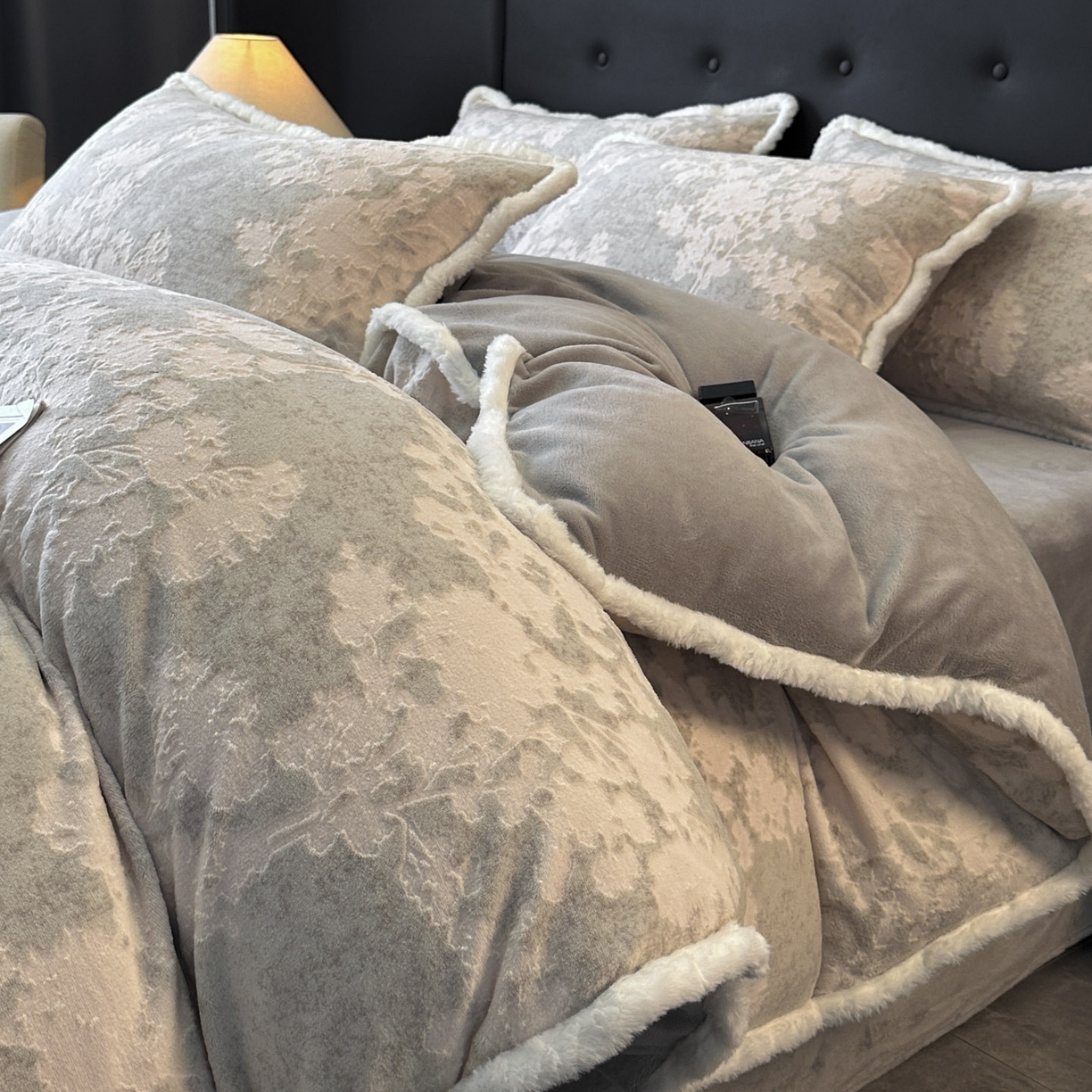 91家纺网 家纺一手货源 找家纺 （总）金阳光家纺 2025新款A类雕花绒兔毛包边牛奶绒四件套