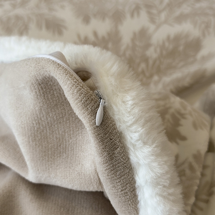 91家纺网 家纺一手货源 找家纺 金阳光家纺 2025新款A类雕花绒兔毛包边牛奶绒四件套 米莱-月光白