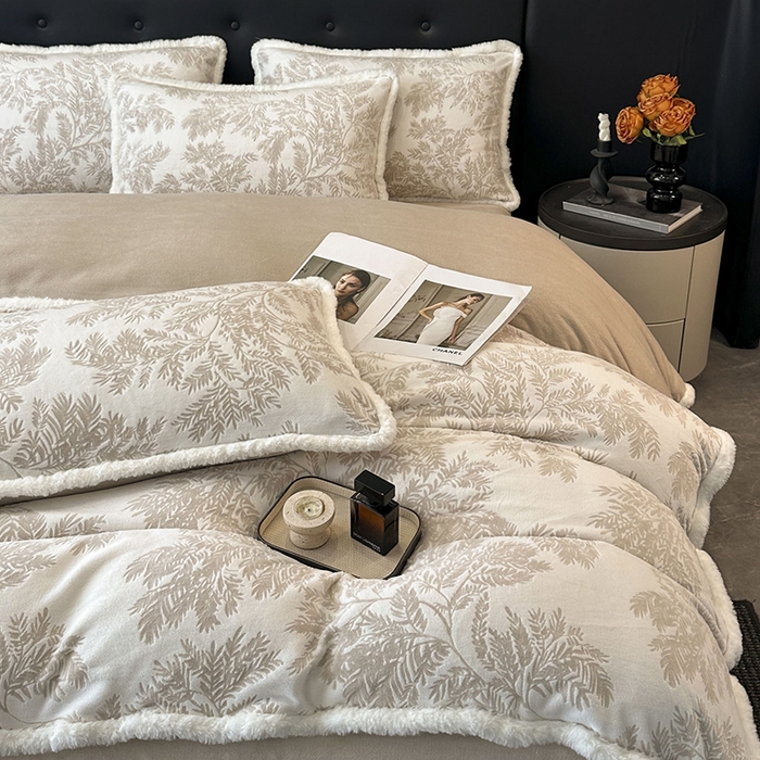 91家纺网 家纺一手货源 找家纺 金阳光家纺 2025新款A类雕花绒兔毛包边牛奶绒四件套 米莱-月光白