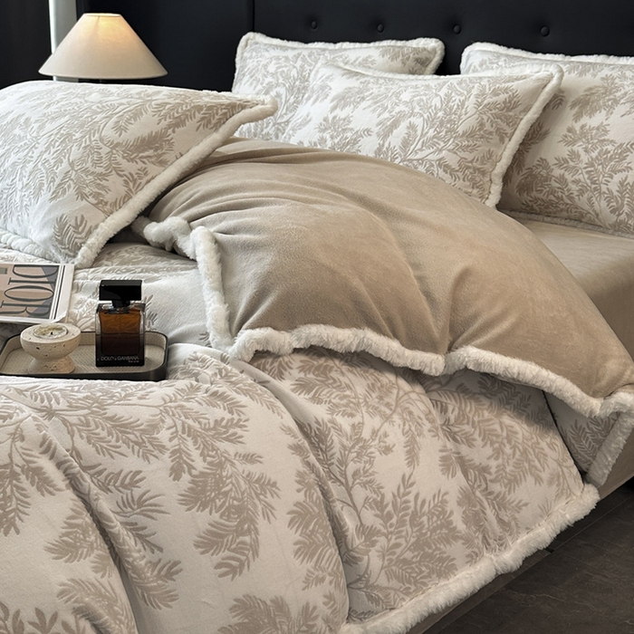 91家纺网 家纺一手货源 找家纺 金阳光家纺 2025新款A类雕花绒兔毛包边牛奶绒四件套 米莱-月光白