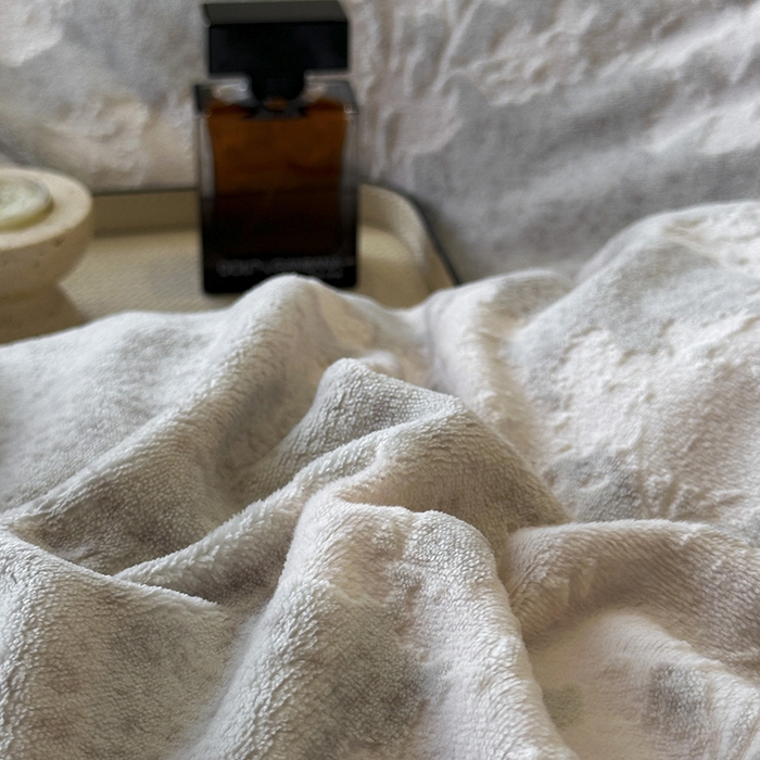 91家纺网 家纺一手货源 找家纺 金阳光家纺 2025新款A类雕花绒兔毛包边牛奶绒四件套 梦幻森林-灰色