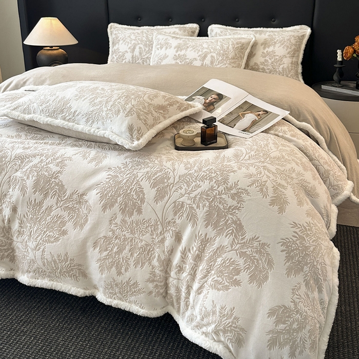 91家纺网 家纺一手货源 找家纺 金阳光家纺 2025新款A类雕花绒兔毛包边牛奶绒四件套 米莱-月光白