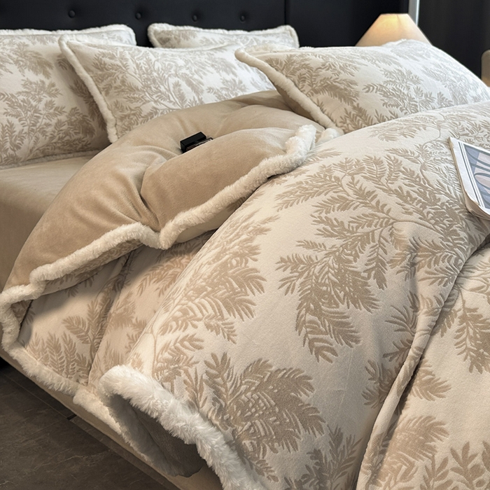 91家纺网 家纺一手货源 找家纺 金阳光家纺 2025新款A类雕花绒兔毛包边牛奶绒四件套 米莱-月光白