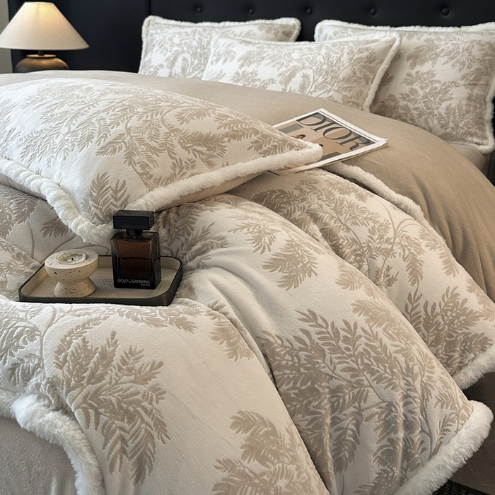 91家纺网 家纺一手货源 找家纺 金阳光家纺 2025新款A类雕花绒兔毛包边牛奶绒四件套 米莱-月光白