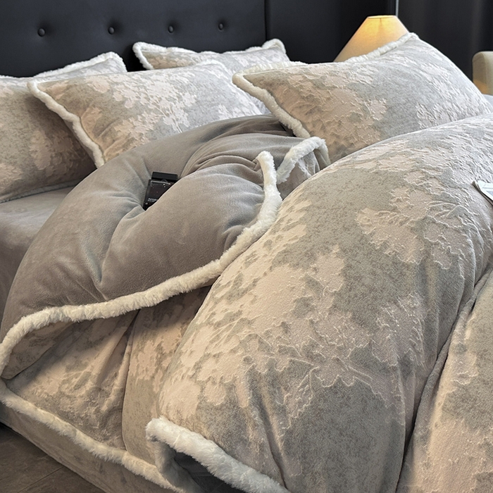 91家纺网 家纺一手货源 找家纺 金阳光家纺 2025新款A类雕花绒兔毛包边牛奶绒四件套 梦幻森林-灰色
