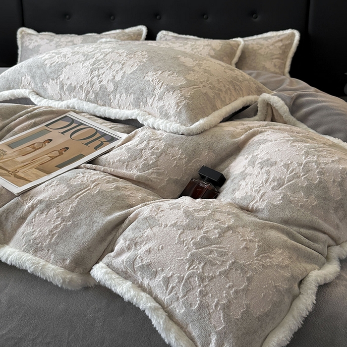 91家纺网 家纺一手货源 找家纺 金阳光家纺 2025新款A类雕花绒兔毛包边牛奶绒四件套 梦幻森林-灰色