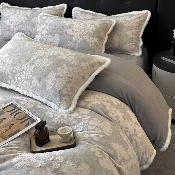 91家纺网 家纺一手货源 找家纺 金阳光家纺 2025新款A类雕花绒兔毛包边牛奶绒四件套 梦幻森林-灰色