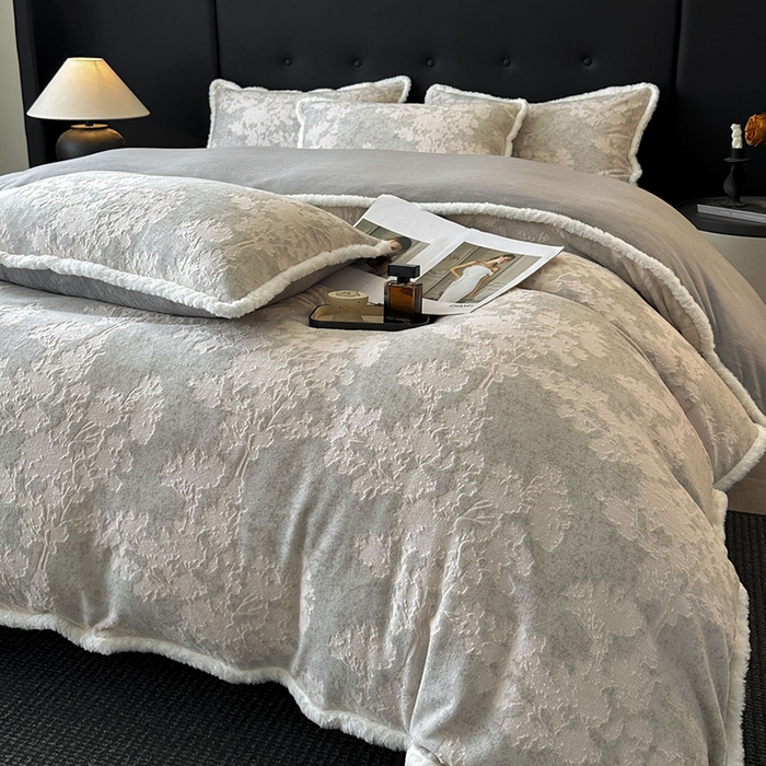 91家纺网 家纺一手货源 找家纺 金阳光家纺 2025新款A类雕花绒兔毛包边牛奶绒四件套 梦幻森林-灰色