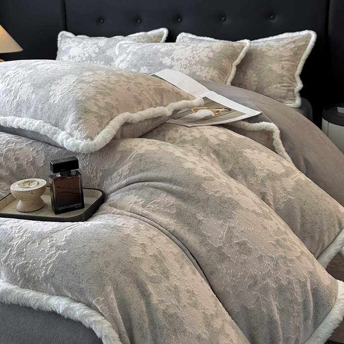 91家纺网 家纺一手货源 找家纺 金阳光家纺 2025新款A类雕花绒兔毛包边牛奶绒四件套 梦幻森林-灰色