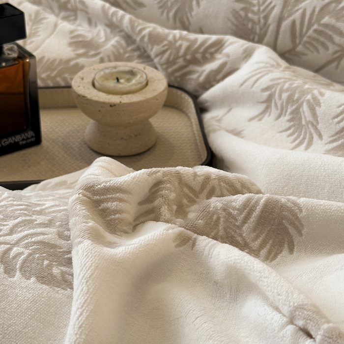 91家纺网 家纺一手货源 找家纺 金阳光家纺 2025新款A类雕花绒兔毛包边牛奶绒四件套 米莱-月光白