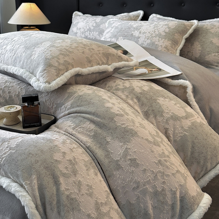91家纺网 家纺一手货源 找家纺 金阳光家纺 2025新款A类雕花绒兔毛包边牛奶绒四件套 梦幻森林-灰色