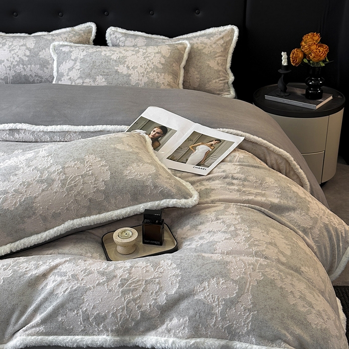 91家纺网 家纺一手货源 找家纺 金阳光家纺 2025新款A类雕花绒兔毛包边牛奶绒四件套 梦幻森林-灰色