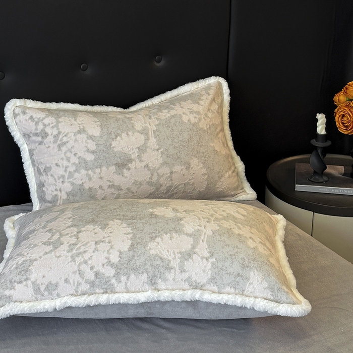 91家纺网 家纺一手货源 找家纺 金阳光家纺 2025新款A类雕花绒兔毛包边牛奶绒四件套 梦幻森林-灰色