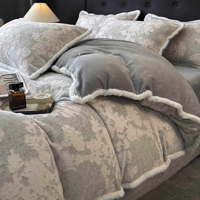 91家纺网 家纺一手货源 找家纺 金阳光家纺 2025新款A类雕花绒兔毛包边牛奶绒四件套 梦幻森林-灰色
