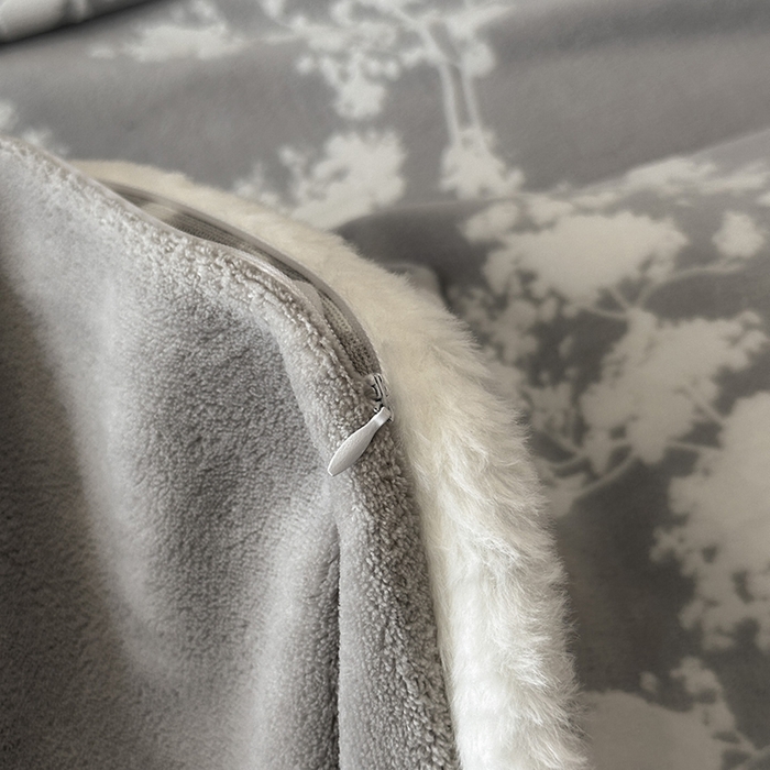 91家纺网 家纺一手货源 找家纺 金阳光家纺 2025新款A类雕花绒兔毛包边牛奶绒四件套 画意枝头-浅灰