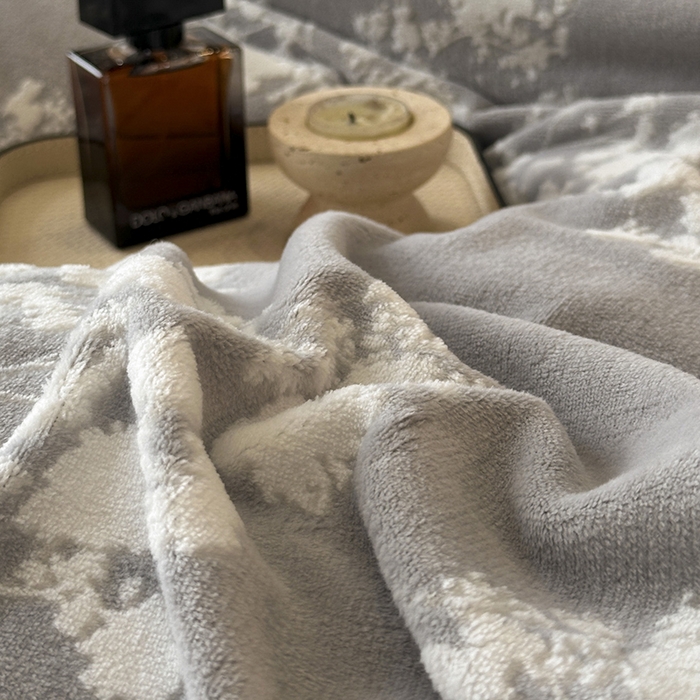 91家纺网 家纺一手货源 找家纺 金阳光家纺 2025新款A类雕花绒兔毛包边牛奶绒四件套 画意枝头-浅灰