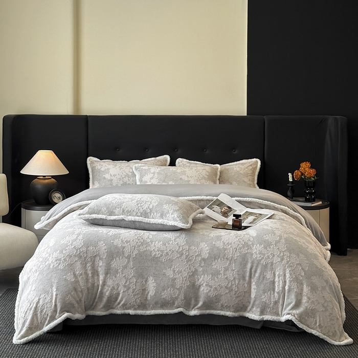 91家纺网 家纺一手货源 找家纺 金阳光家纺 2025新款A类雕花绒兔毛包边牛奶绒四件套 梦幻森林-灰色