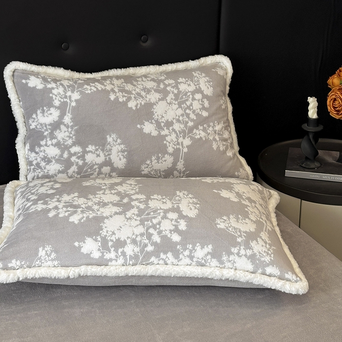 91家纺网 家纺一手货源 找家纺 金阳光家纺 2025新款A类雕花绒兔毛包边牛奶绒四件套 画意枝头-浅灰