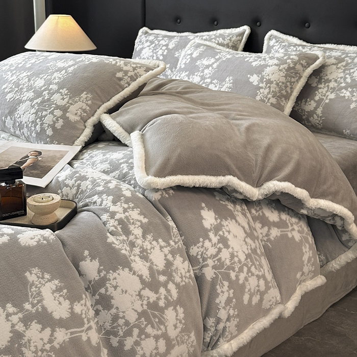 91家纺网 家纺一手货源 找家纺 金阳光家纺 2025新款A类雕花绒兔毛包边牛奶绒四件套 画意枝头-浅灰