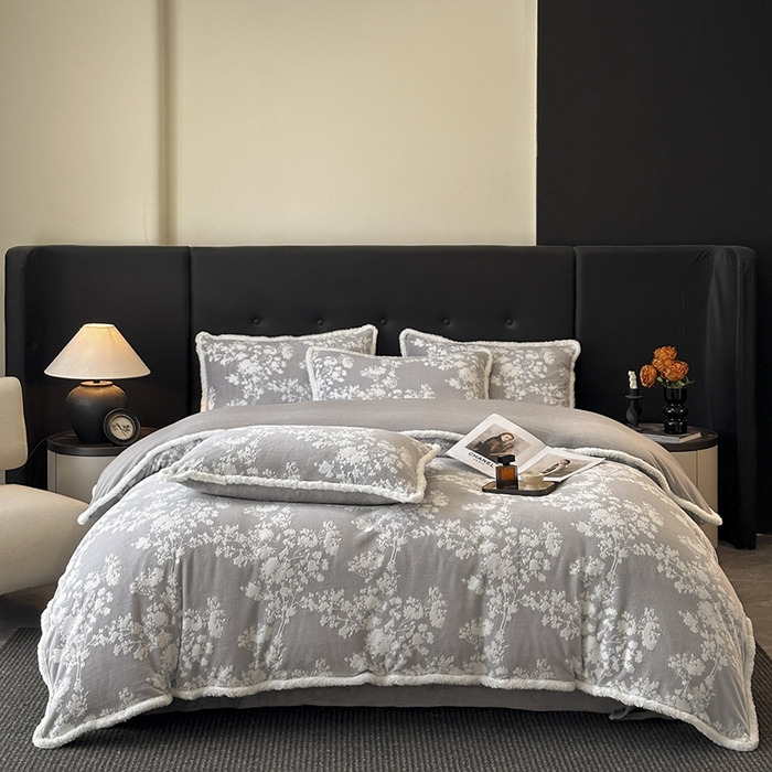 91家纺网 家纺一手货源 找家纺 金阳光家纺 2025新款A类雕花绒兔毛包边牛奶绒四件套 画意枝头-浅灰