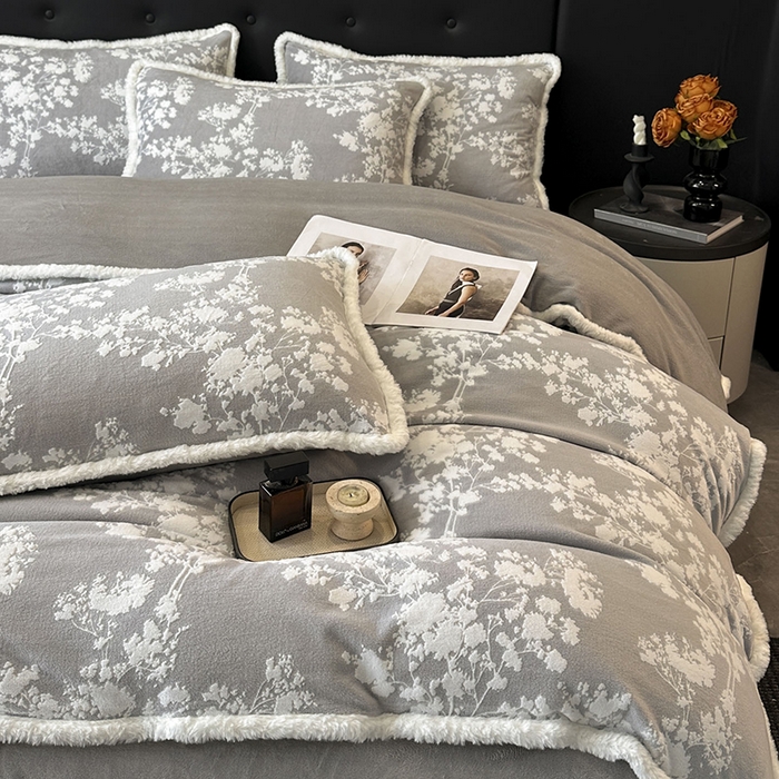 91家纺网 家纺一手货源 找家纺 金阳光家纺 2025新款A类雕花绒兔毛包边牛奶绒四件套 画意枝头-浅灰