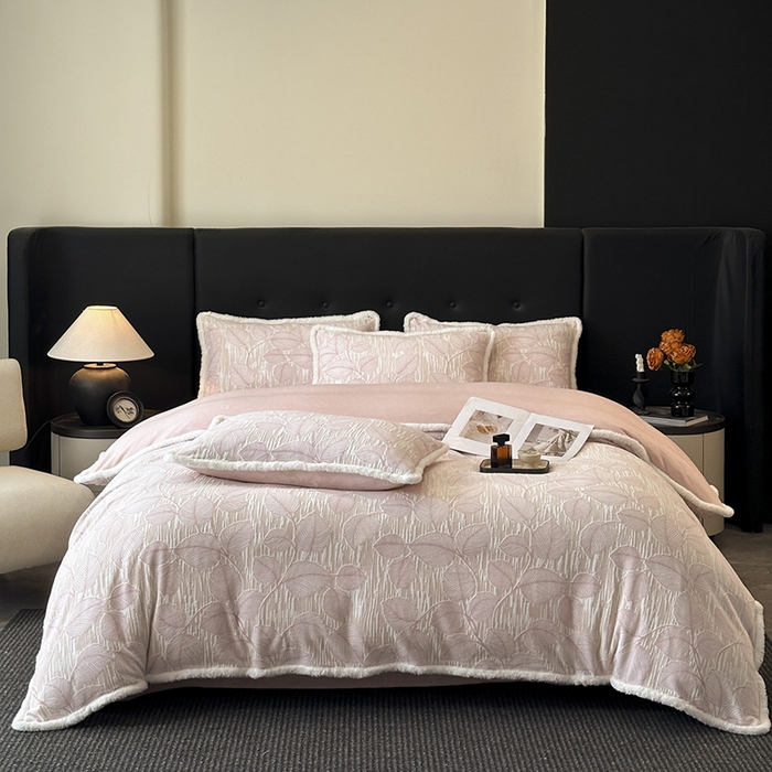 91家纺网 家纺一手货源 找家纺 金阳光家纺 2025新款A类雕花绒兔毛包边牛奶绒四件套 仲夏-粉色