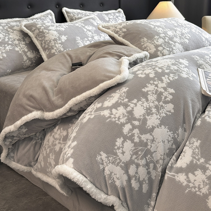 91家纺网 家纺一手货源 找家纺 金阳光家纺 2025新款A类雕花绒兔毛包边牛奶绒四件套 画意枝头-浅灰