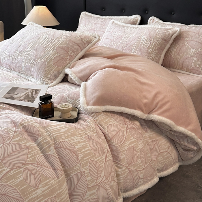 91家纺网 家纺一手货源 找家纺 金阳光家纺 2025新款A类雕花绒兔毛包边牛奶绒四件套 仲夏-粉色