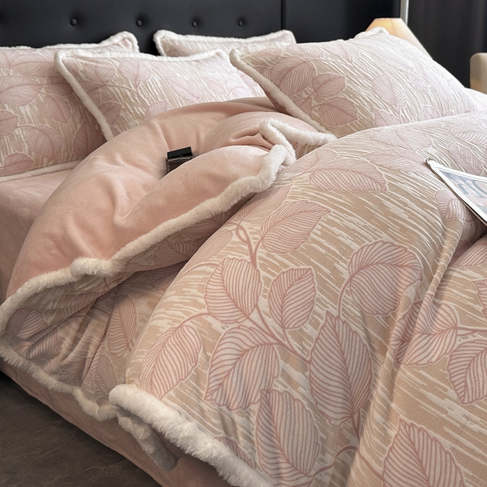 91家纺网 家纺一手货源 找家纺 金阳光家纺 2025新款A类雕花绒兔毛包边牛奶绒四件套 仲夏-粉色