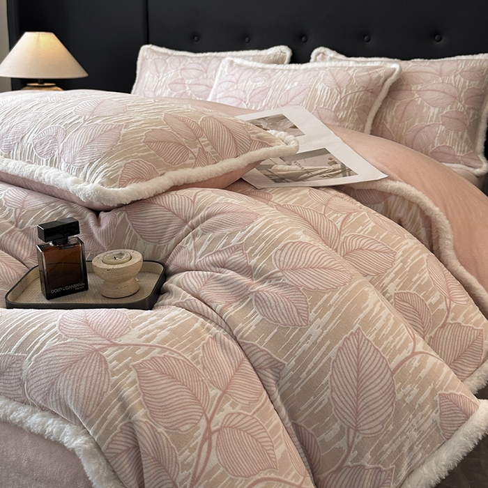 91家纺网 家纺一手货源 找家纺 金阳光家纺 2025新款A类雕花绒兔毛包边牛奶绒四件套 仲夏-粉色