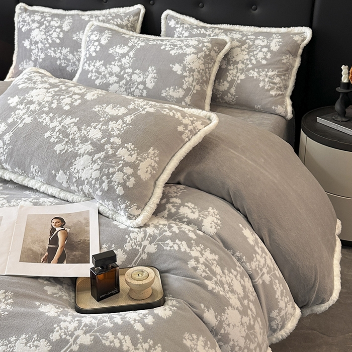 91家纺网 家纺一手货源 找家纺 金阳光家纺 2025新款A类雕花绒兔毛包边牛奶绒四件套 画意枝头-浅灰