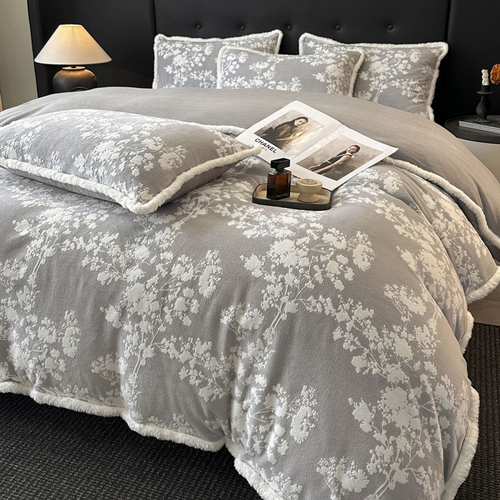 91家纺网 家纺一手货源 找家纺 金阳光家纺 2025新款A类雕花绒兔毛包边牛奶绒四件套 画意枝头-浅灰