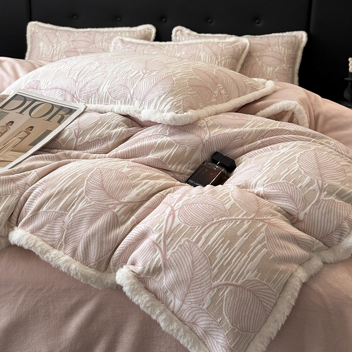 91家纺网 家纺一手货源 找家纺 金阳光家纺 2025新款A类雕花绒兔毛包边牛奶绒四件套 仲夏-粉色