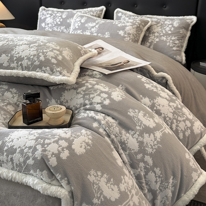 91家纺网 家纺一手货源 找家纺 金阳光家纺 2025新款A类雕花绒兔毛包边牛奶绒四件套 画意枝头-浅灰