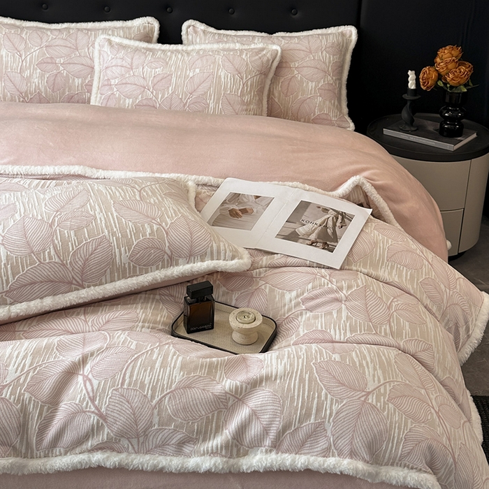 91家纺网 家纺一手货源 找家纺 金阳光家纺 2025新款A类雕花绒兔毛包边牛奶绒四件套 仲夏-粉色