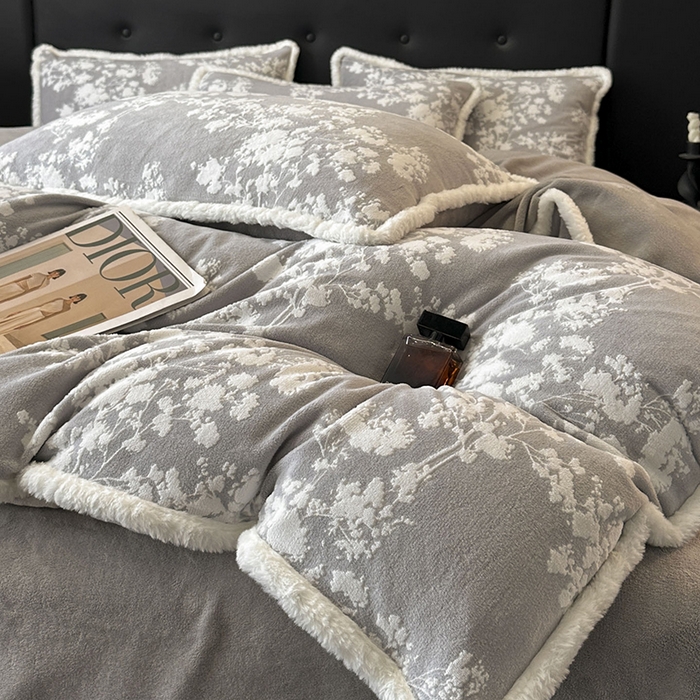 91家纺网 家纺一手货源 找家纺 金阳光家纺 2025新款A类雕花绒兔毛包边牛奶绒四件套 画意枝头-浅灰