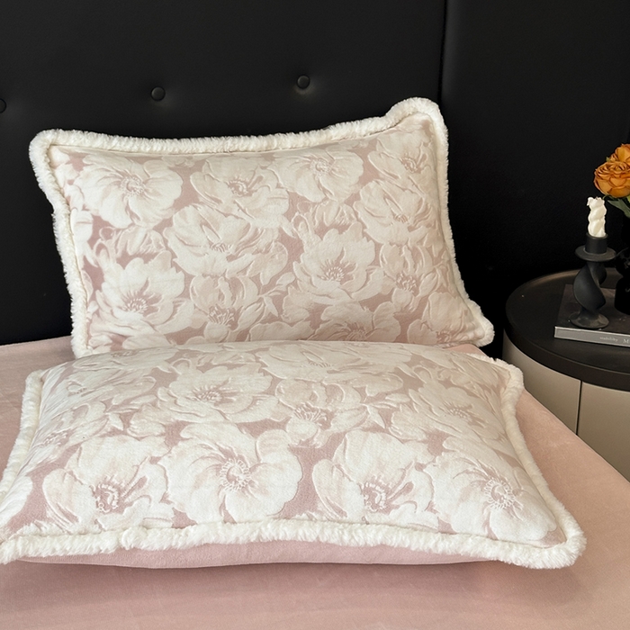 91家纺网 家纺一手货源 找家纺 金阳光家纺 2025新款A类雕花绒兔毛包边牛奶绒四件套 繁花倾心-粉色